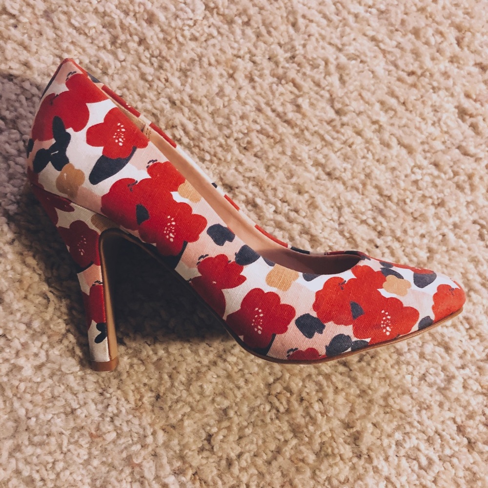 Kelly & Katie Floral Pumps - Picture 2 of 7